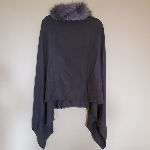 Eyeful Faux Fur Shawl Cape - Picture 2 of 7